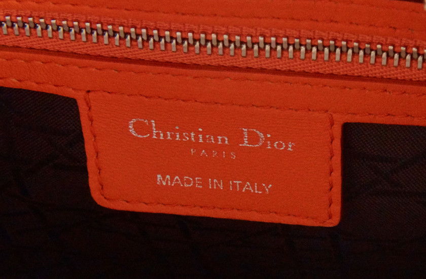 CHRISTIAN DIOR  Sac LADY DIOR  Cuir orange à effet Cannage Garniture métal argenté Bandoulière Dimensions : 24,5 x 20...