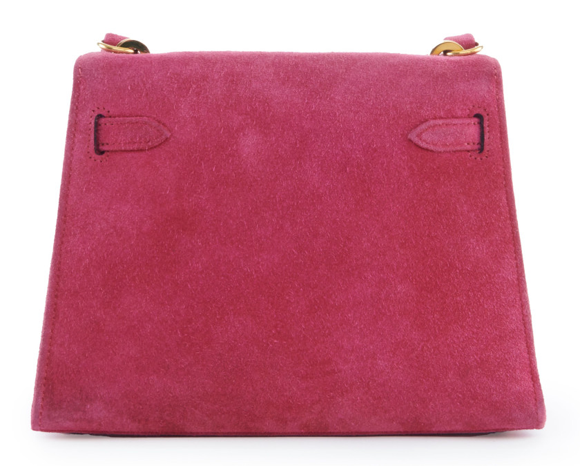 HERMÈS  Sac KELLY POCHETTE  Veau Doblis framboise  Garniture métal plaqué or Dimensions : 20 x 16 x 9,5 cm  KELLY PO...