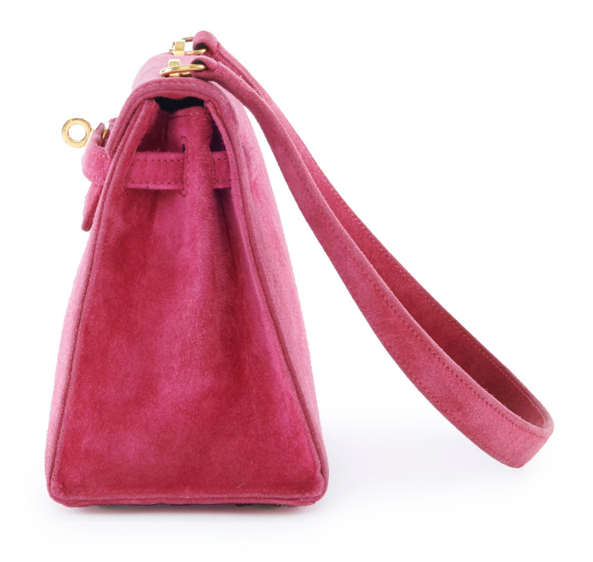 HERMÈS  Sac KELLY POCHETTE  Veau Doblis framboise  Garniture métal plaqué or Dimensions : 20 x 16 x 9,5 cm  KELLY PO...