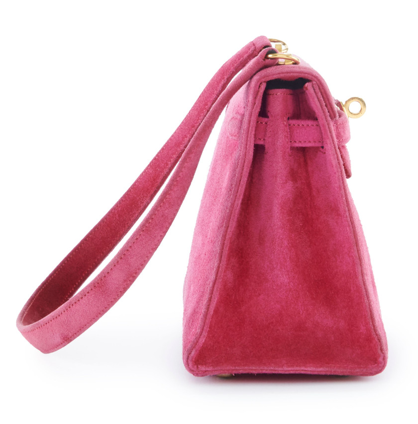 HERMÈS  Sac KELLY POCHETTE  Veau Doblis framboise  Garniture métal plaqué or Dimensions : 20 x 16 x 9,5 cm  KELLY PO...