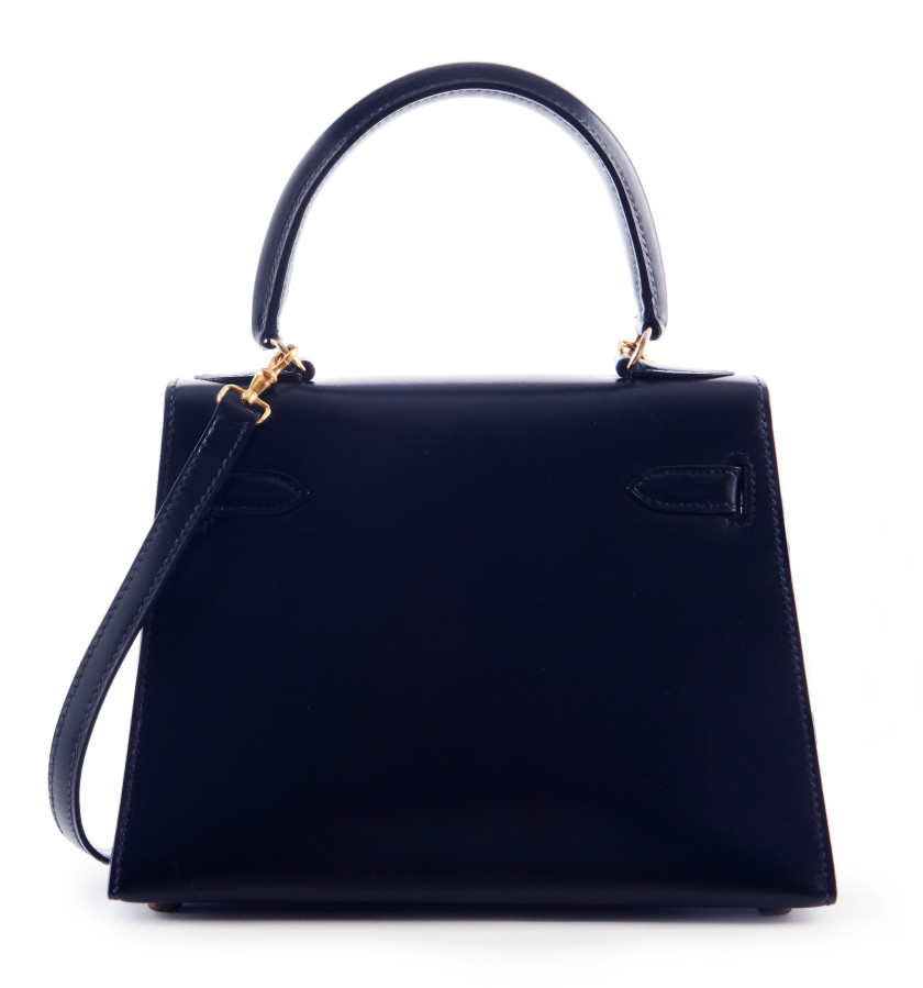 HERMÈS 1988  Sac KELLY Sellier 20  Box marine Garniture métal plaqué or Bandoulière  KELLY Sellier 20 bag Navy b...
