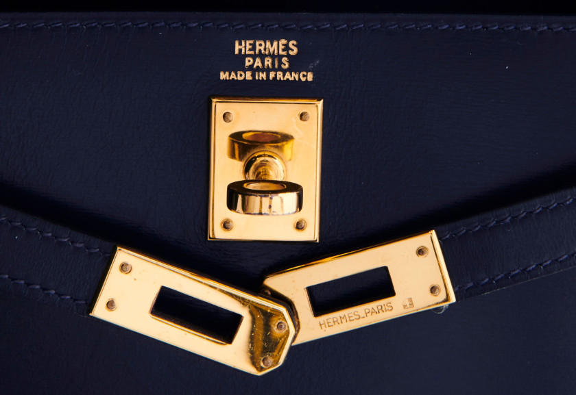 HERMÈS 1988  Sac KELLY Sellier 20  Box marine Garniture métal plaqué or Bandoulière  KELLY Sellier 20 bag Navy b...