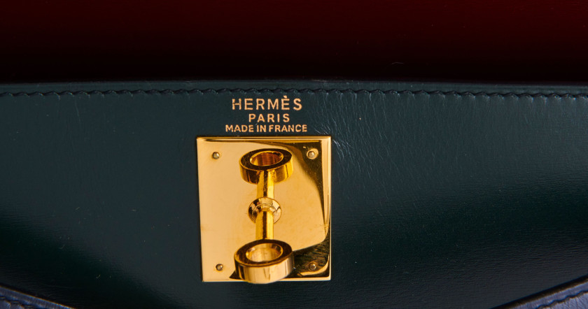 HERMÈS 1988  Sac KELLY Sellier 28   Box tricolore vert, bleu marine et rouge Garniture métal plaqué or Bandoulière ...