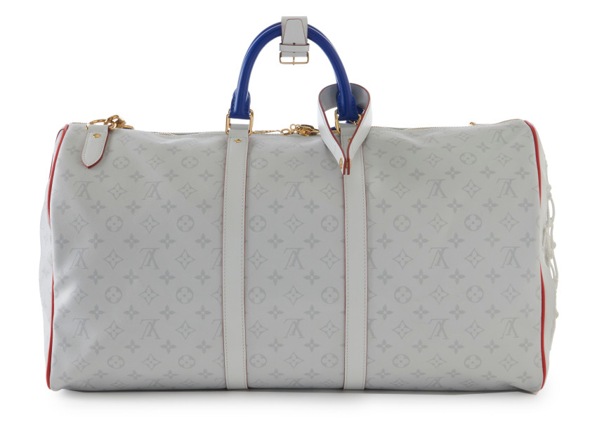 LOUIS VUITTON Édition Limitée 2020  Sac KEEPALL X NBA  Toile Monogram blanc Antartica, cuir bleu, blanc et rouge, filet...