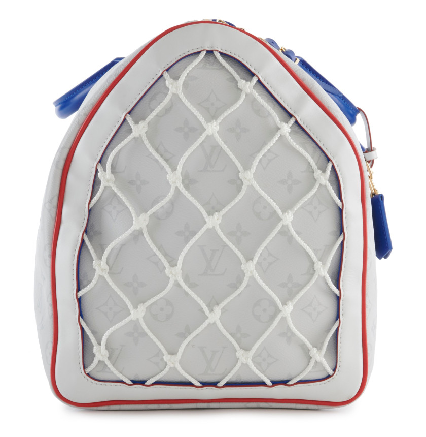 LOUIS VUITTON Édition Limitée 2020  Sac KEEPALL X NBA  Toile Monogram blanc Antartica, cuir bleu, blanc et rouge, filet...