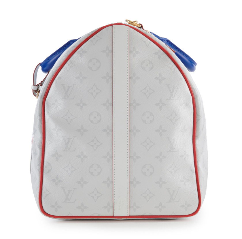 LOUIS VUITTON Édition Limitée 2020  Sac KEEPALL X NBA  Toile Monogram blanc Antartica, cuir bleu, blanc et rouge, filet...