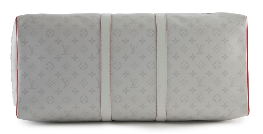 LOUIS VUITTON Édition Limitée 2020  Sac KEEPALL X NBA  Toile Monogram blanc Antartica, cuir bleu, blanc et rouge, filet...