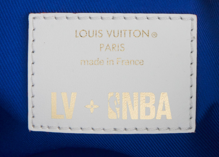 LOUIS VUITTON Édition Limitée 2020  Sac KEEPALL X NBA  Toile Monogram blanc Antartica, cuir bleu, blanc et rouge, filet...