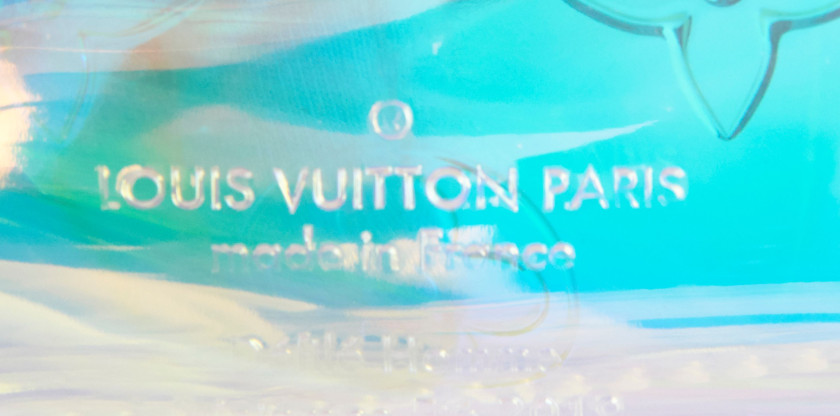 LOUIS VUITTON par Virgil Abloh Printemps-été 2019  Sac KEEPALL 50  Monogram Prism iridescent en polyuréthane et polyester...