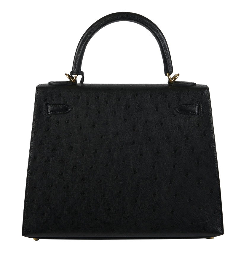 HERMÈS 2021  Sac KELLY Sellier 25   Autruche noir (Struthio camelus) NR Garniture métal plaqué or Bandoulière  KEL...