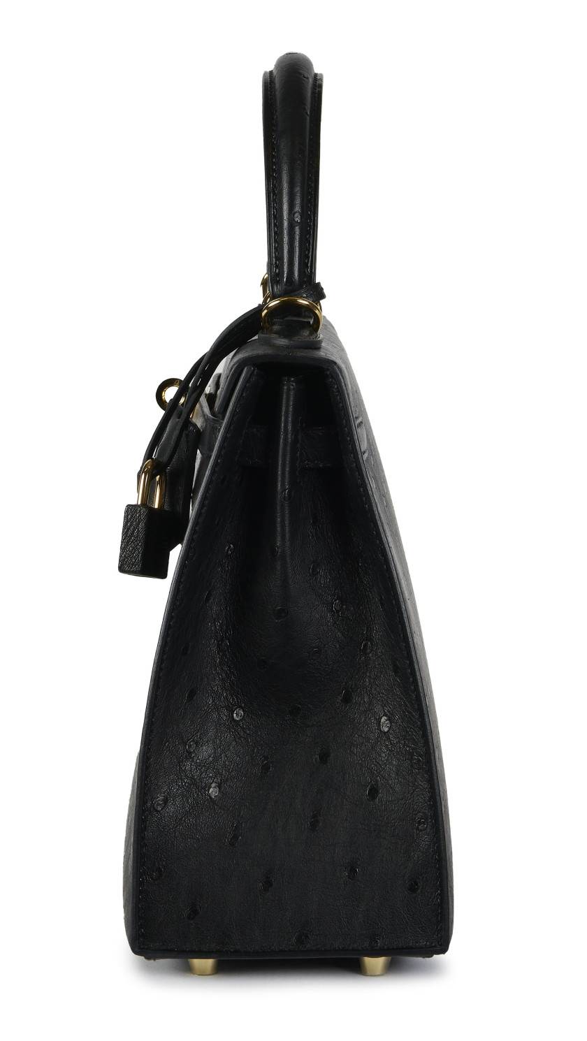 HERMÈS 2021  Sac KELLY Sellier 25   Autruche noir (Struthio camelus) NR Garniture métal plaqué or Bandoulière  KEL...