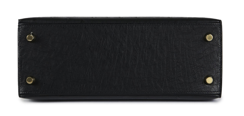HERMÈS 2021  Sac KELLY Sellier 25   Autruche noir (Struthio camelus) NR Garniture métal plaqué or Bandoulière  KEL...