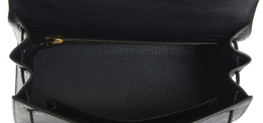 HERMÈS 2021  Sac KELLY Sellier 25   Autruche noir (Struthio camelus) NR Garniture métal plaqué or Bandoulière  KEL...