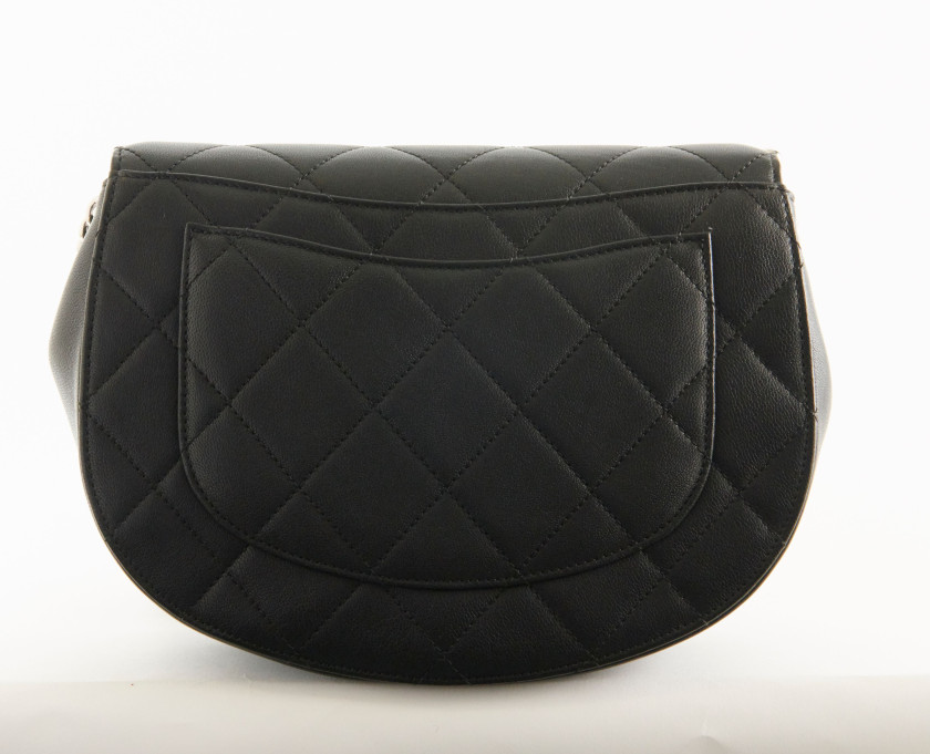 CHANEL Circa 2018  Sac à rabat  Cuir matelassé noir Garniture métal argenté et doré Dimensions : 24 x 18,5 x 7,5 cm ...