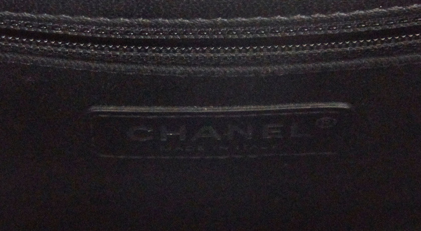 CHANEL Circa 2018  Sac à rabat  Cuir matelassé noir Garniture métal argenté et doré Dimensions : 24 x 18,5 x 7,5 cm ...