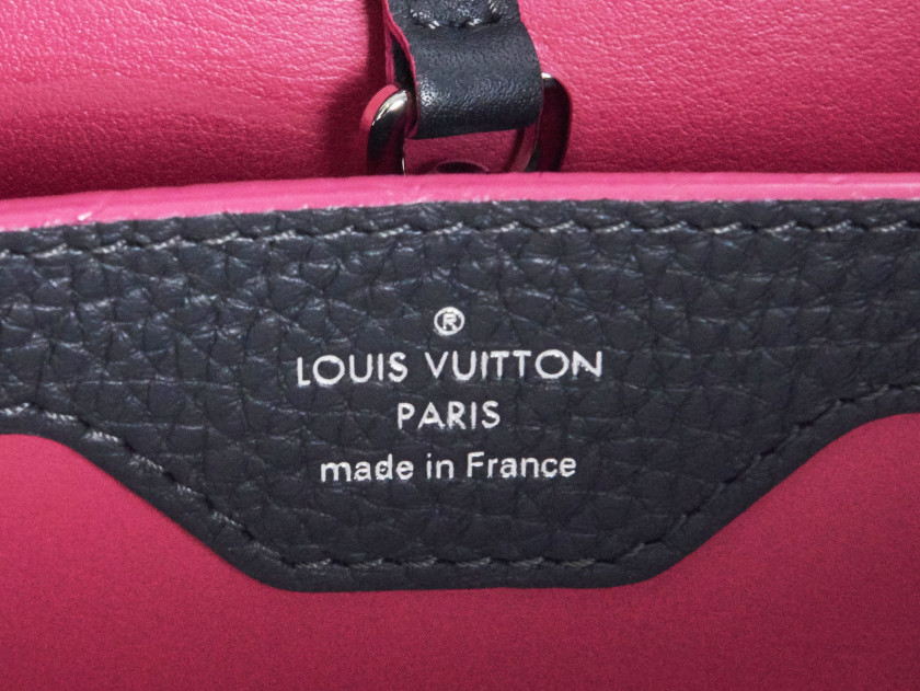 LOUIS VUITTON  2014  Sac CAPUCINES BB  Taurillon noir et rose  Garniture métal argenté Bandoulière Dimensions : 27 x...