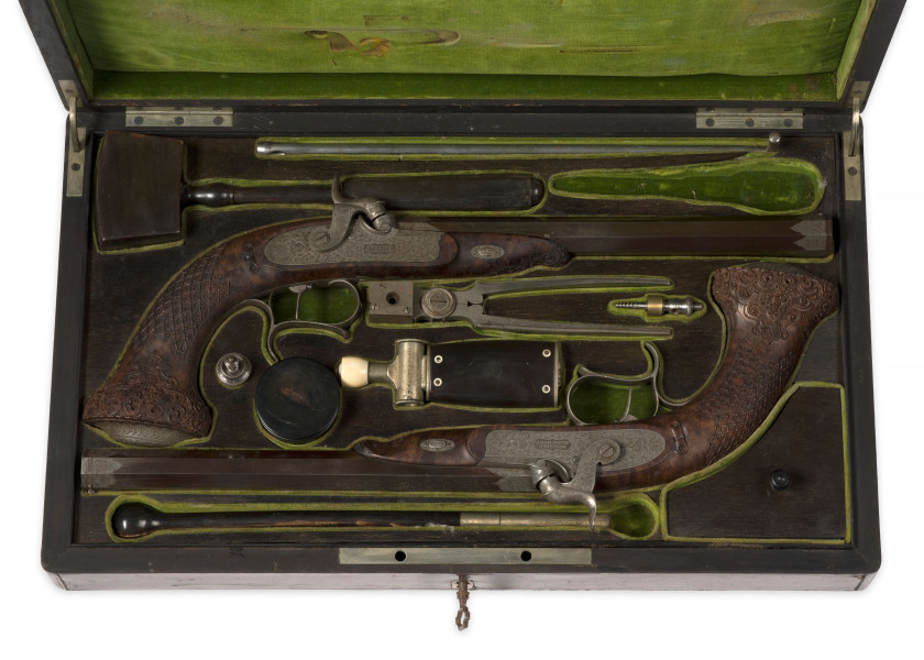 CASSETTE NÉCESSAIRE DE PISTOLETS DE TIR OU DE COMBAT, À PERCUSSION, D'OFFICIER DE LA MAISON HOULLIER-BLANCHARD Offert par la reine M..