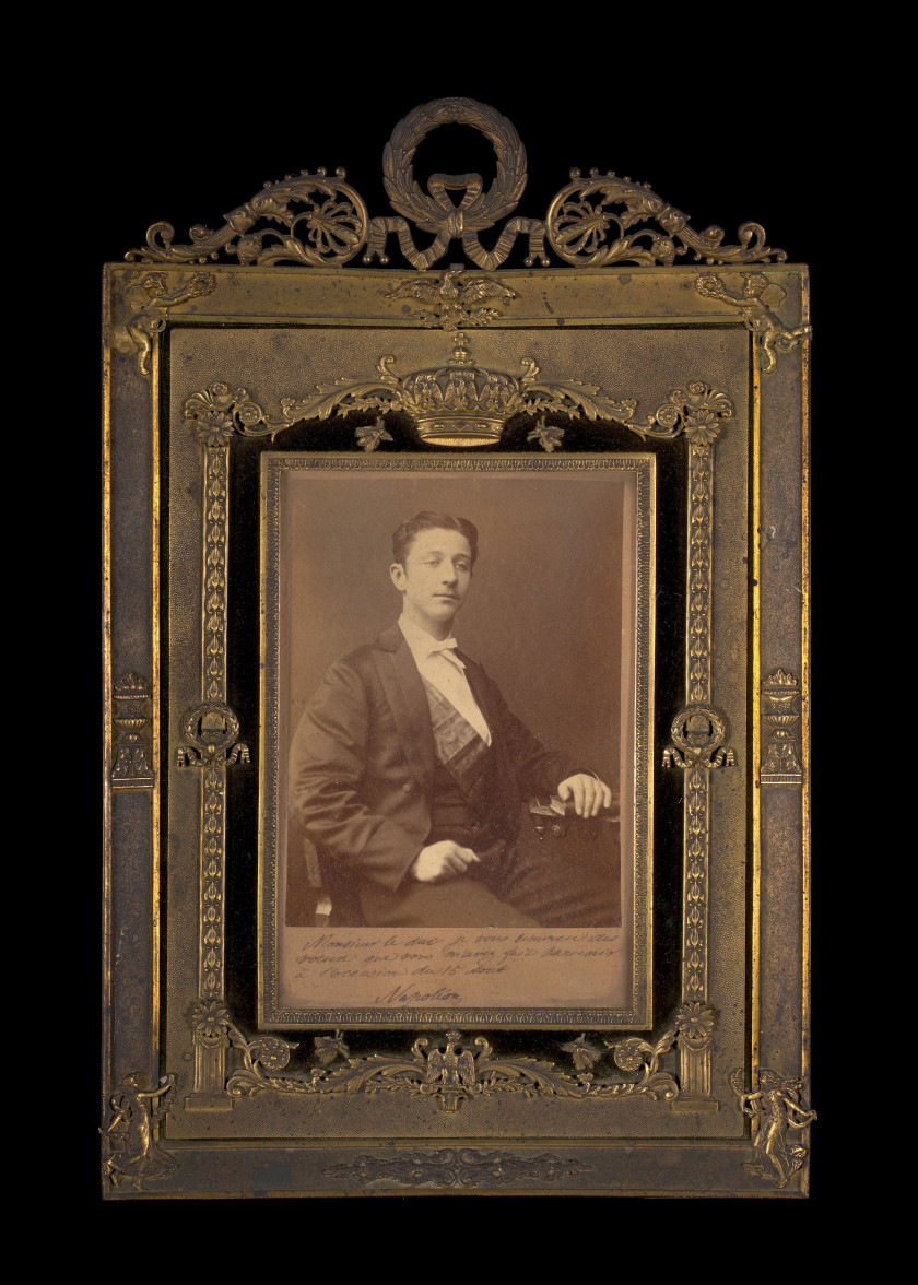 PHOTOGRAPHIE DU "PRINCE IMPÉRIAL EN HABIT, PORTANT LE GRAND CORDON DE LA LÉGION D'HONNEUR"