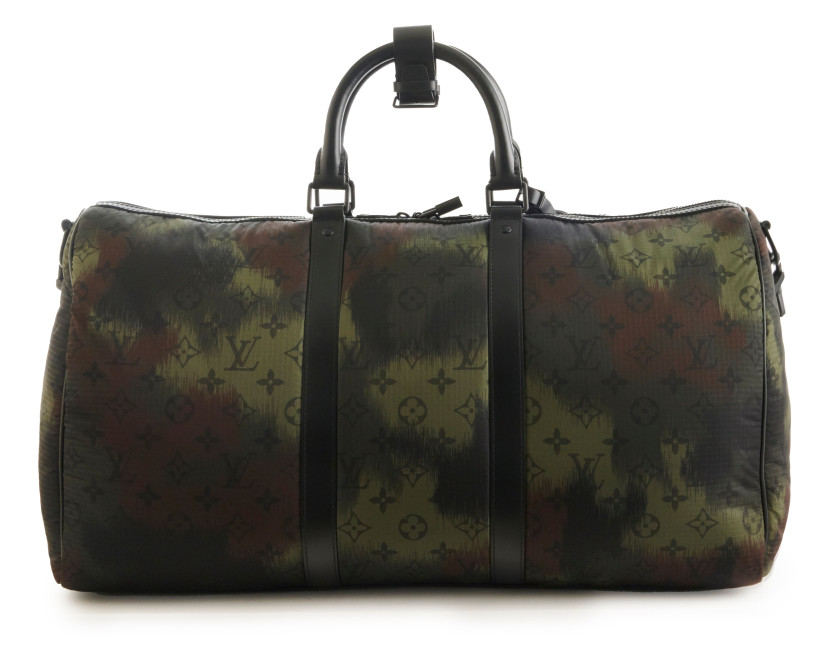 LOUIS VUITTON Édition Limitée 2020  Sac KEEPALL 50  Toile camouflage et cuir noir Garniture métal noirci Anse bandou...