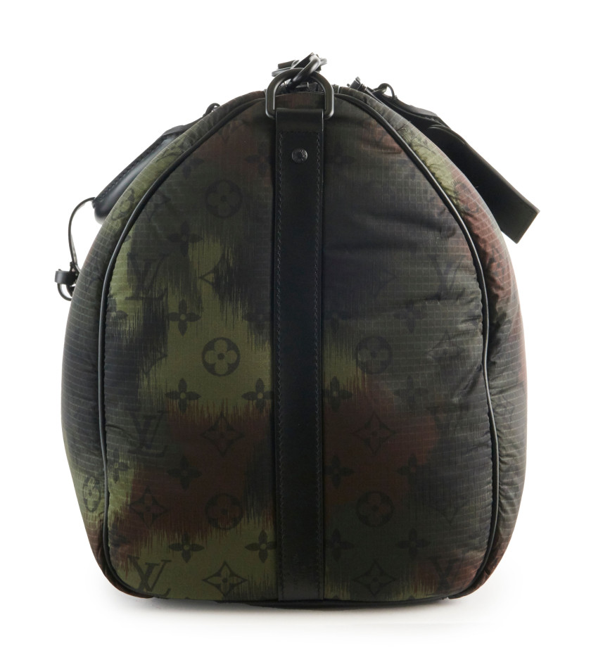 LOUIS VUITTON Édition Limitée 2020  Sac KEEPALL 50  Toile camouflage et cuir noir Garniture métal noirci Anse bandou...