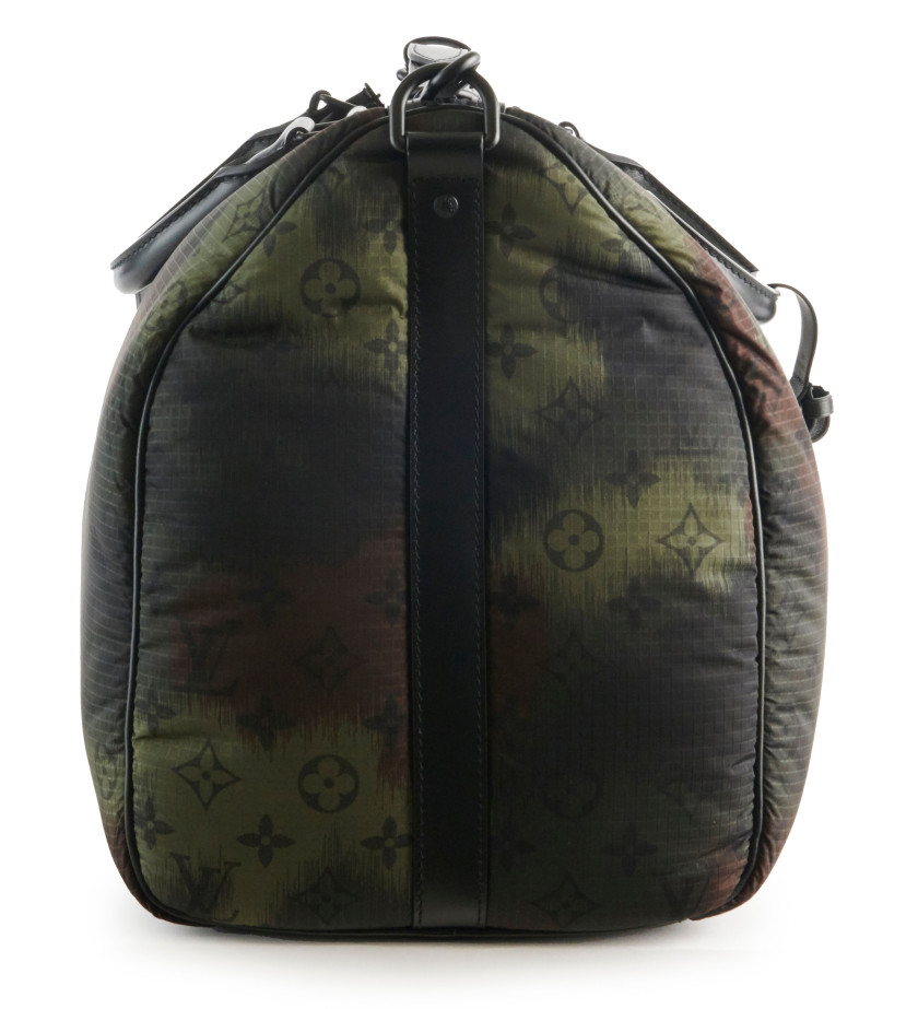 LOUIS VUITTON Édition Limitée 2020  Sac KEEPALL 50  Toile camouflage et cuir noir Garniture métal noirci Anse bandou...