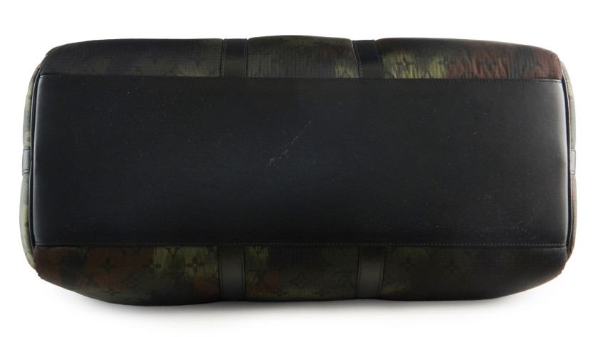 LOUIS VUITTON Édition Limitée 2020  Sac KEEPALL 50  Toile camouflage et cuir noir Garniture métal noirci Anse bandou...