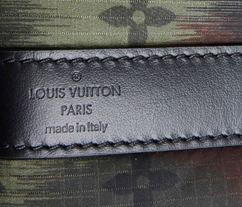LOUIS VUITTON Édition Limitée 2020  Sac KEEPALL 50  Toile camouflage et cuir noir Garniture métal noirci Anse bandou...