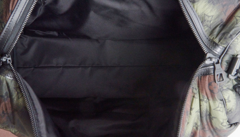 LOUIS VUITTON Édition Limitée 2020  Sac KEEPALL 50  Toile camouflage et cuir noir Garniture métal noirci Anse bandou...