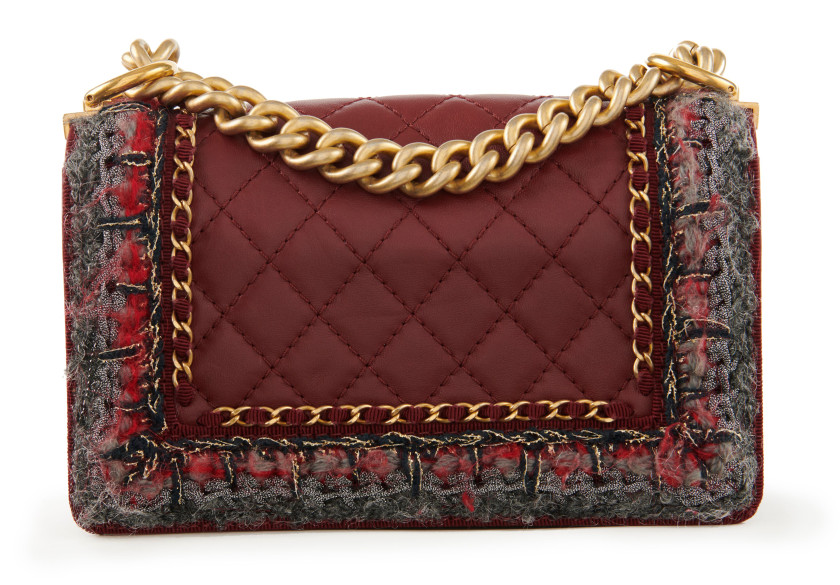 CHANEL 2016-2017  Sac BOY  Cuir matelassé bordeaux, tweed noir, gris et bordeaux, chaîne en métal doré entrelacée de tissu...