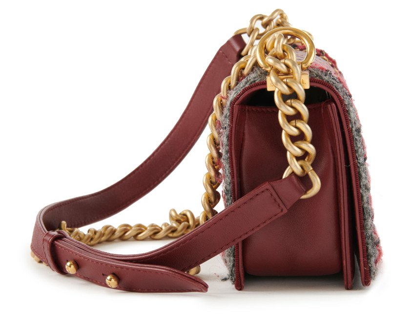 CHANEL 2016-2017  Sac BOY  Cuir matelassé bordeaux, tweed noir, gris et bordeaux, chaîne en métal doré entrelacée de tissu...