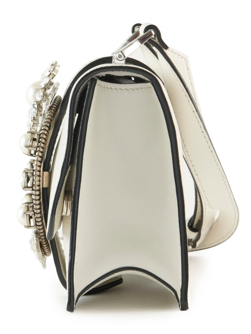 MIU MIU  Sac LADY  Cuir blanc Garniture métal argenté, perles et pierreries Dimensions : 22,5 x 15 x 7 cm  LADY bag...