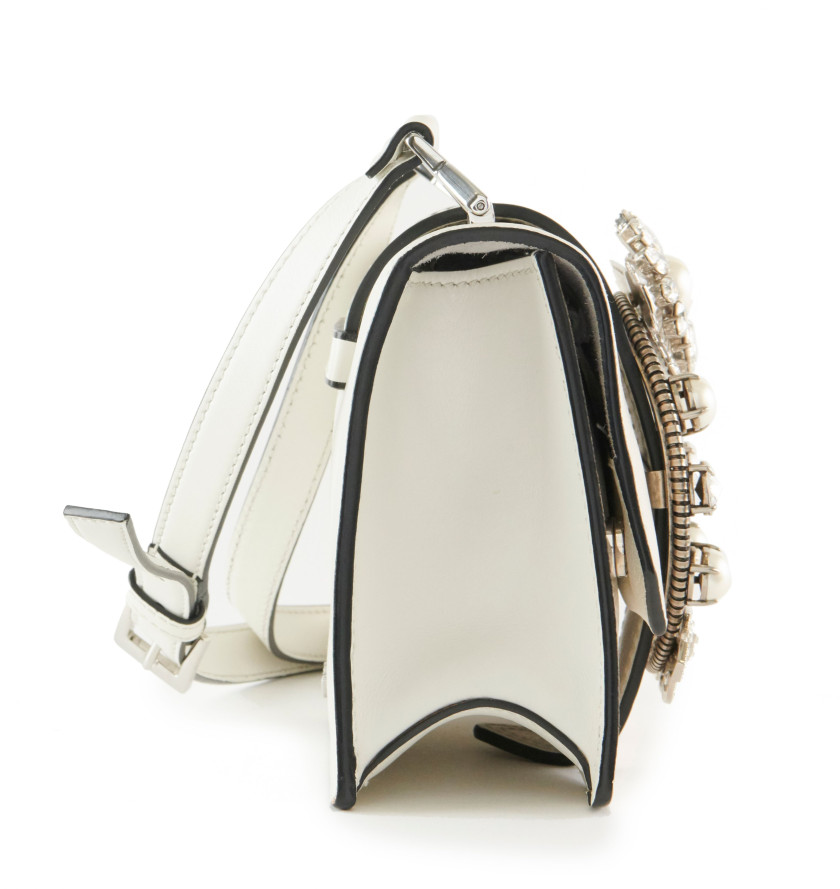 MIU MIU  Sac LADY  Cuir blanc Garniture métal argenté, perles et pierreries Dimensions : 22,5 x 15 x 7 cm  LADY bag...