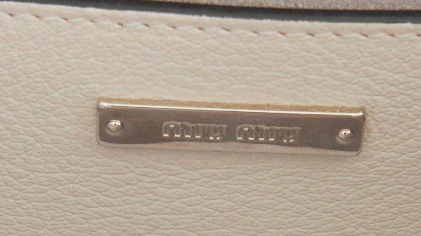 MIU MIU  Sac LADY  Cuir blanc Garniture métal argenté, perles et pierreries Dimensions : 22,5 x 15 x 7 cm  LADY bag...