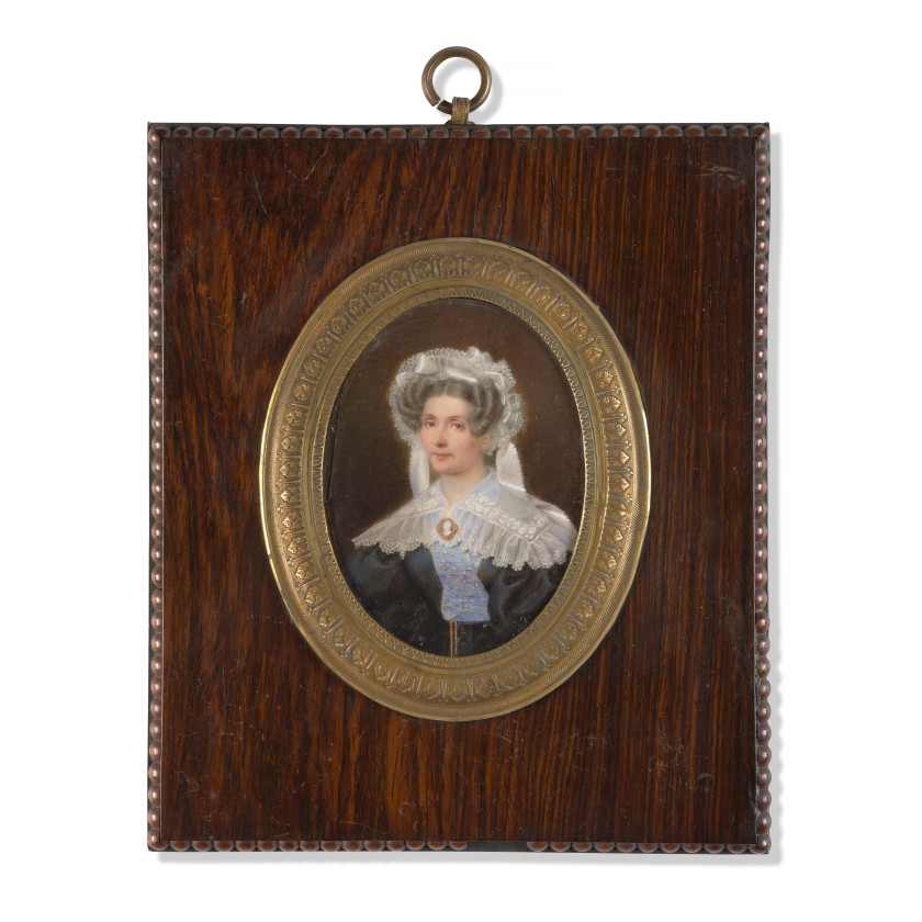 Gabriel-Aristide PASSOT Nevers, 1797 - Paris, 1875 Portrait de femme au bonnet et large col de dentelle Miniature sur ivoire, de for...