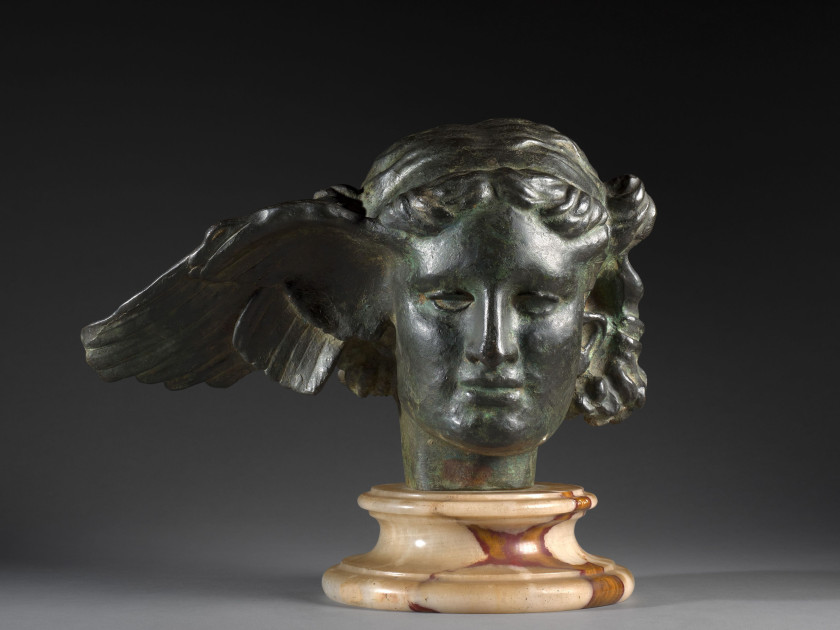 Fernand KHNOPFF Grembergen, 1858 - Saint-Josse-ten-Noode, 1921 Tête d'Hypnos Bronze à patine brun vert nuancé