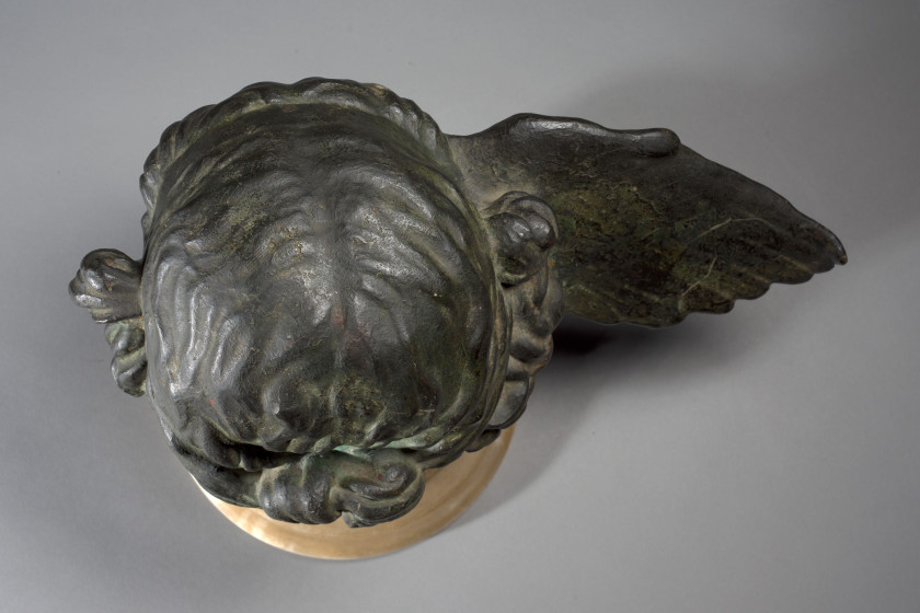 Fernand KHNOPFF Grembergen, 1858 - Saint-Josse-ten-Noode, 1921 Tête d'Hypnos Bronze à patine brun vert nuancé